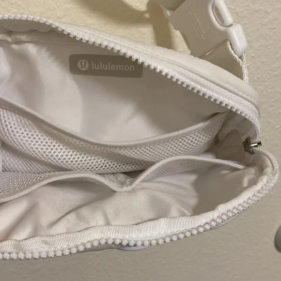 Lululemon White Wunder Puff 1L Fanny Pack Belt Bag Adjustable Strap - Picture 7 of 9